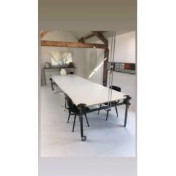 Bureau, tafel voor meer dan 8 personen. Met studio look!