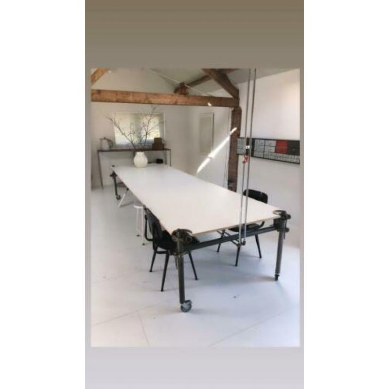 Bureau, tafel voor meer dan 8 personen. Met studio look!
