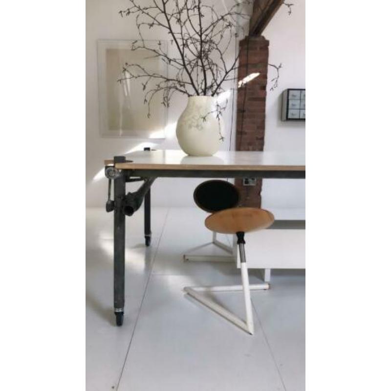 Bureau, tafel voor meer dan 8 personen. Met studio look!