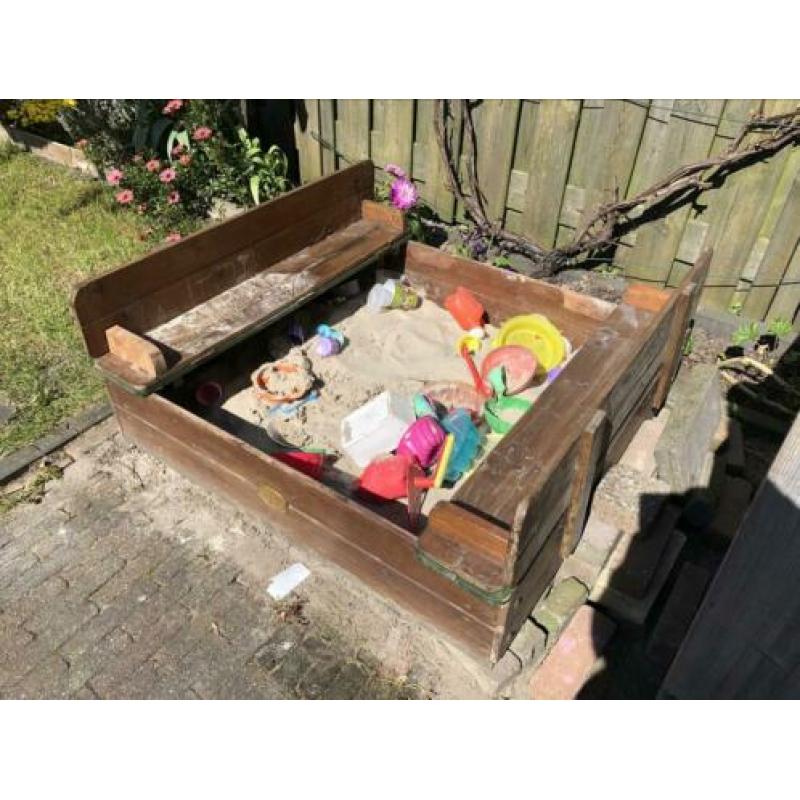 Zandbak Axi Ella hout afsluitbaar met bankjes
