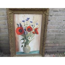 Oud/antiek. Stilleven oa klaprozen en korenbloemen.
