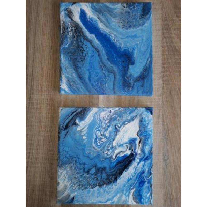Kleurrijk schilderij blauwtinten pouring acryl