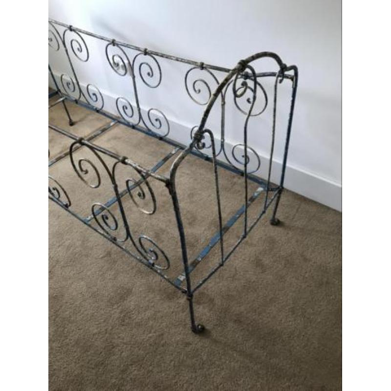 Antiek smeedijzer oud Frans ledikantje brocante uitstraling