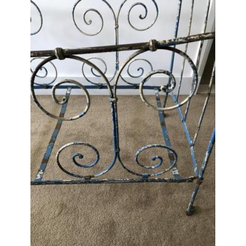 Antiek smeedijzer oud Frans ledikantje brocante uitstraling