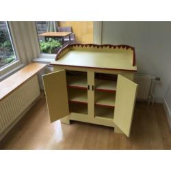 Gele houten handgeverfde opbergkast