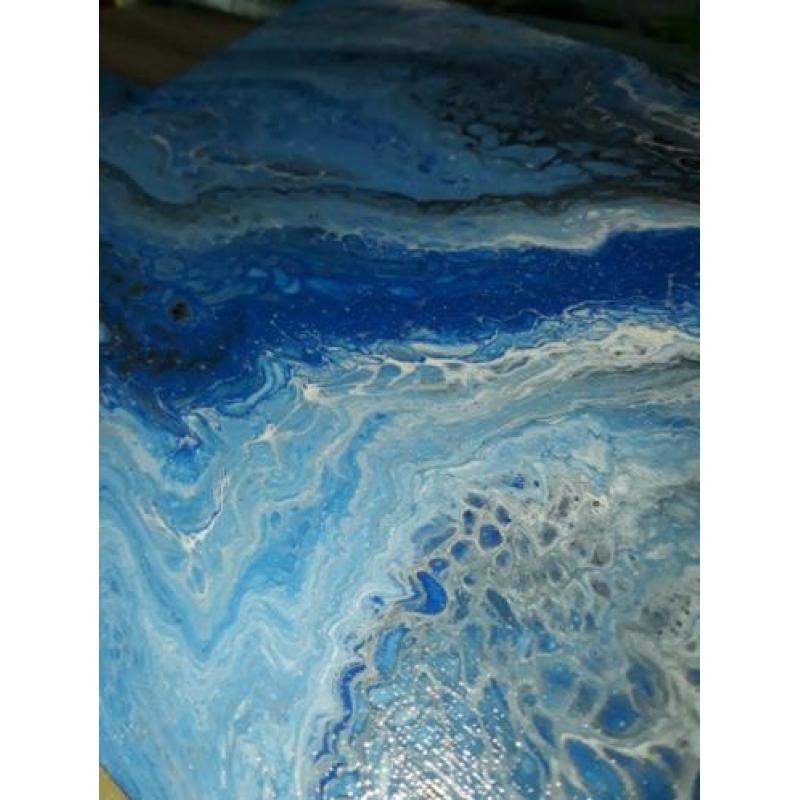 Kleurrijk schilderij blauwtinten pouring acryl