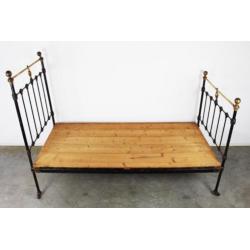 Antiek Engels metalen bed winkelstelling brocante spijlenbed