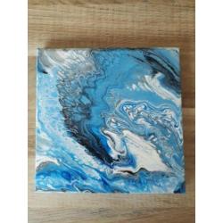 Kleurrijk schilderij blauwtinten pouring acryl