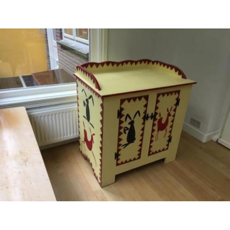 Gele houten handgeverfde opbergkast