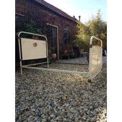 Schitterend Frans metalen bed