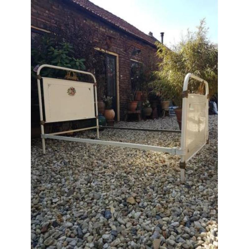 Schitterend Frans metalen bed