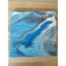 Kleurrijk schilderij blauwtinten pouring acryl
