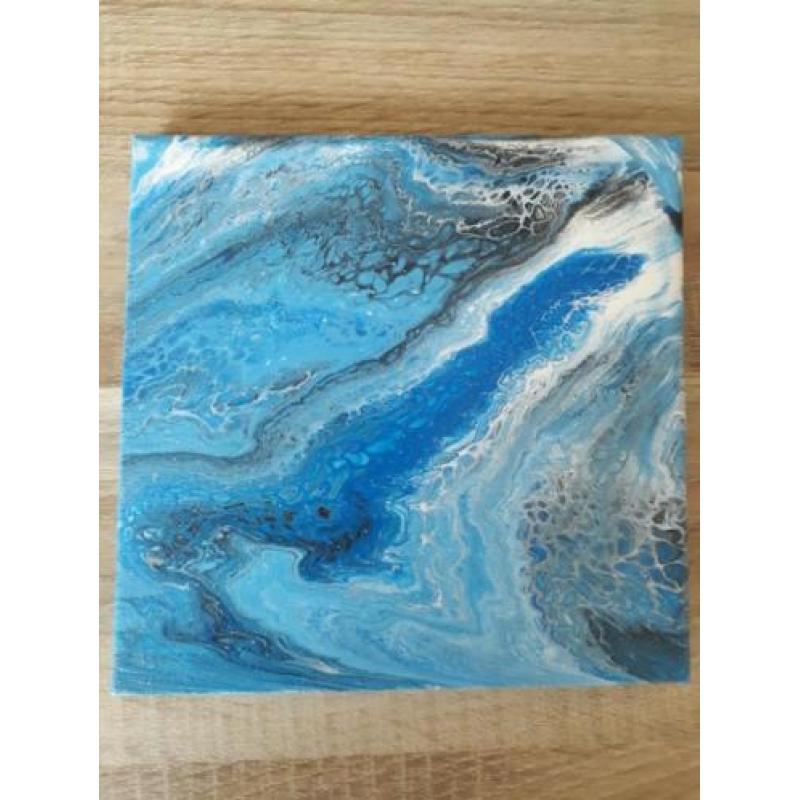 Kleurrijk schilderij blauwtinten pouring acryl