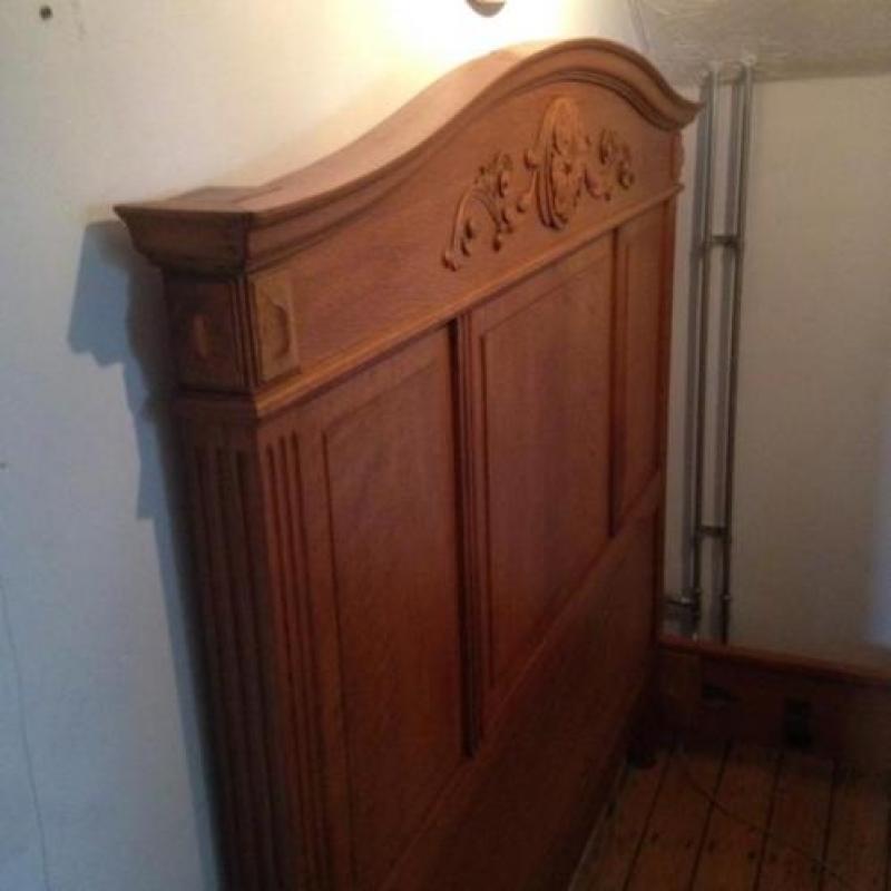 Mooie antieke slaapkamer (kledingkast en bed)