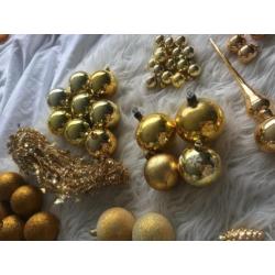 Kerstballen en piek goudkleur