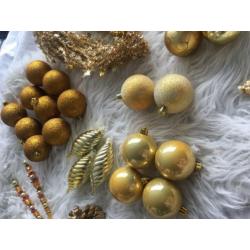 Kerstballen en piek goudkleur
