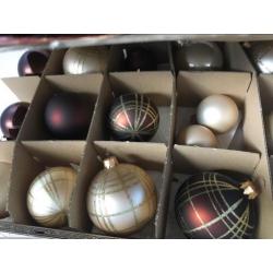 Kerstballen en -slingers