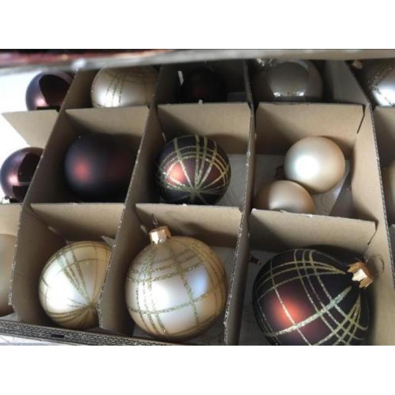 Kerstballen en -slingers