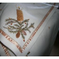 Geborduurd kerstkleed met gouden accenten