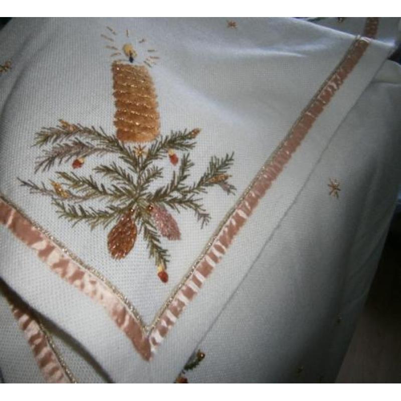 Geborduurd kerstkleed met gouden accenten