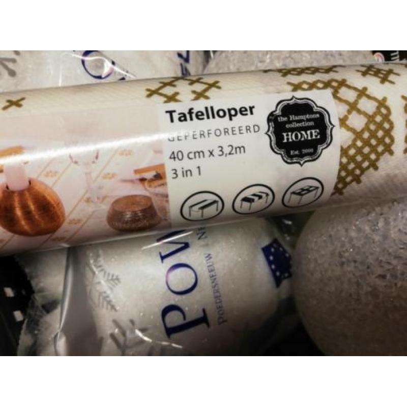 Kerstpakket poedersneeuw, tafelloper, luchtballen, verlichti