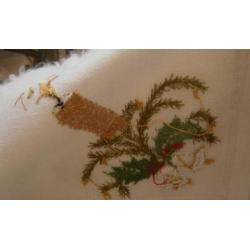 Geborduurd kerstkleed met gouden accenten