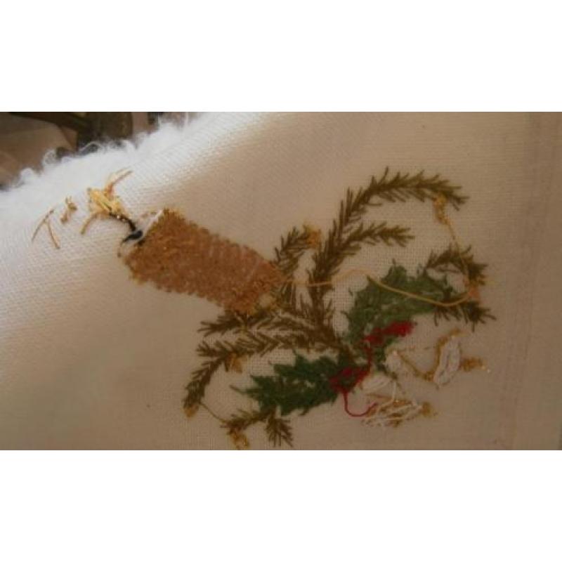 Geborduurd kerstkleed met gouden accenten