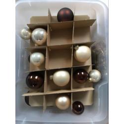 Kerstballen en -slingers