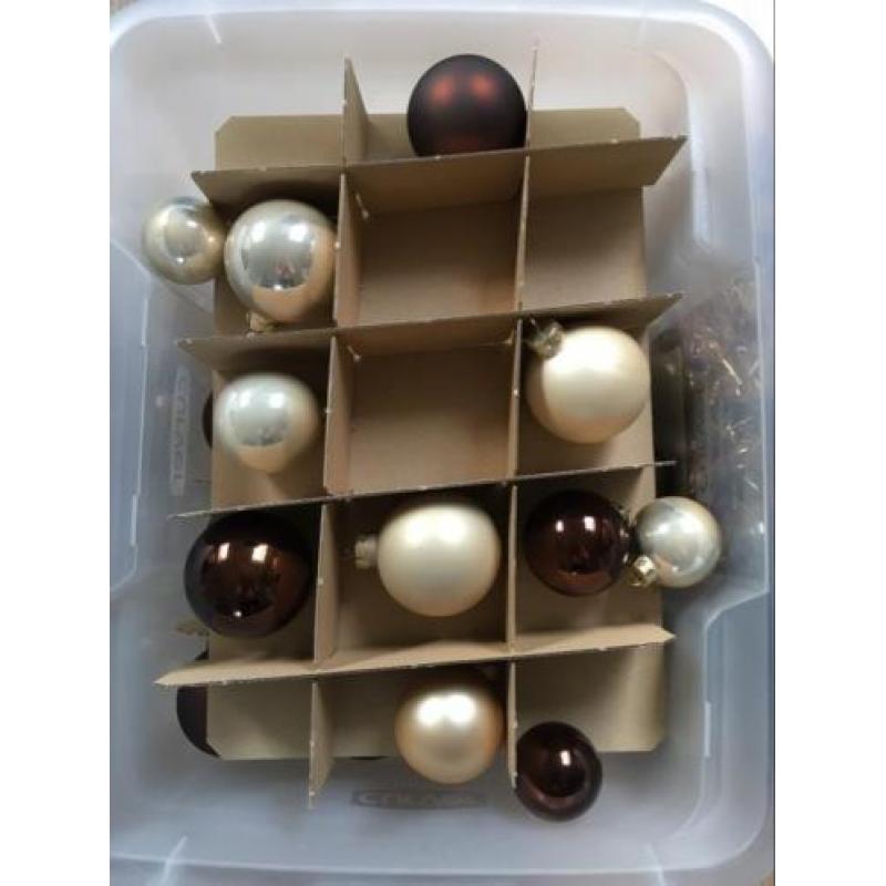Kerstballen en -slingers