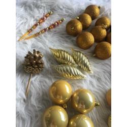 Kerstballen en piek goudkleur
