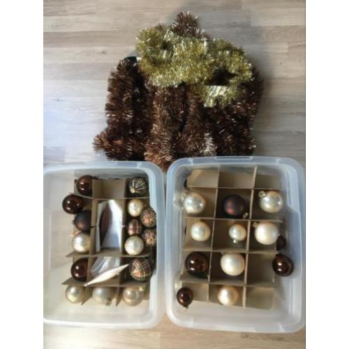 Kerstballen en -slingers