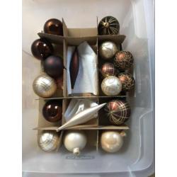 Kerstballen en -slingers