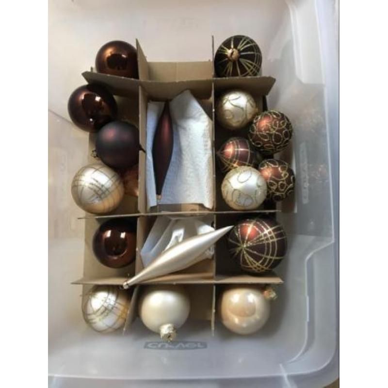 Kerstballen en -slingers