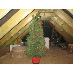 kerstboompje met verlichting en versiering