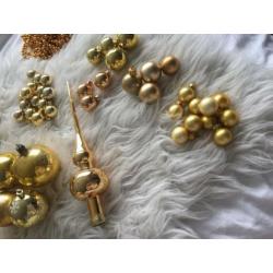 Kerstballen en piek goudkleur