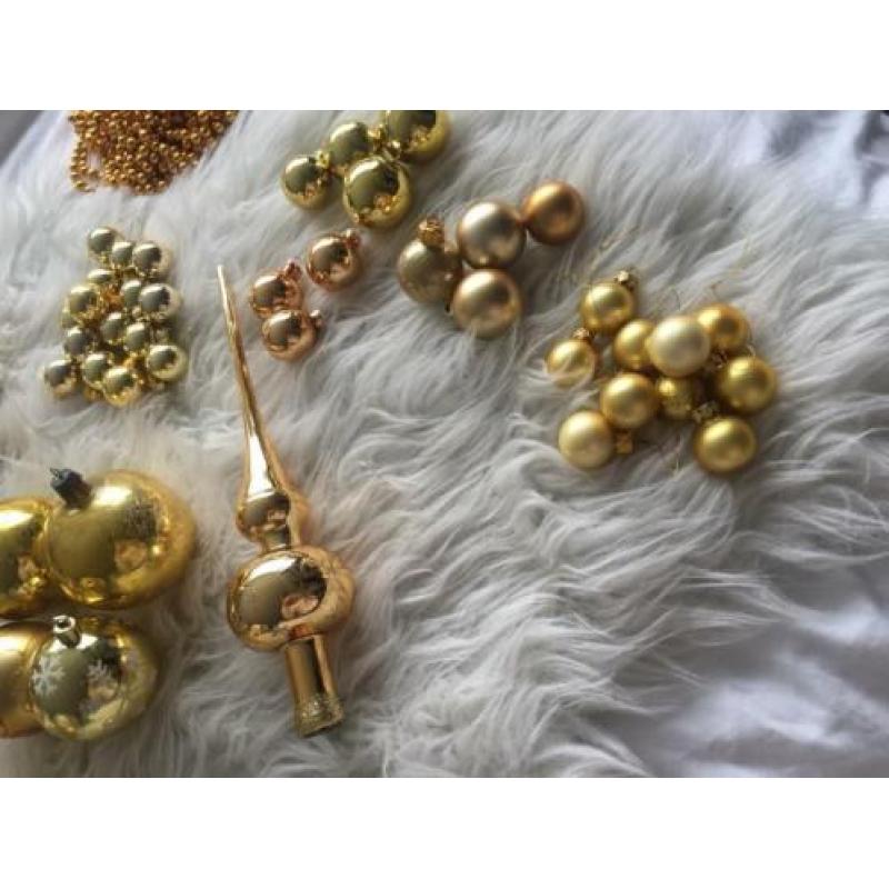 Kerstballen en piek goudkleur