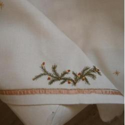 Geborduurd kerstkleed met gouden accenten