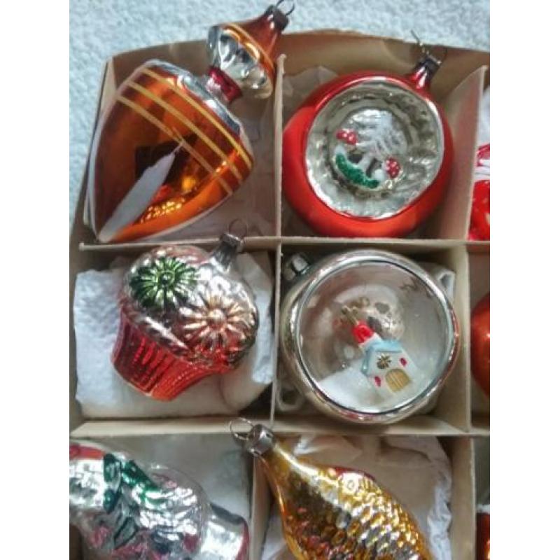 Oude antieke kerstballen figuurtjes