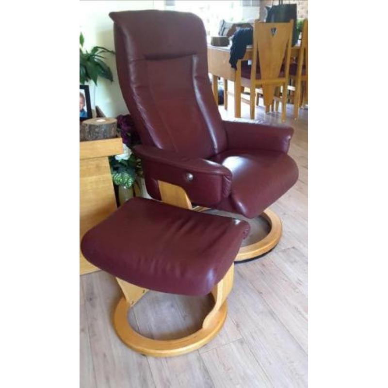 2 rood leren fauteuils met voetenbankje