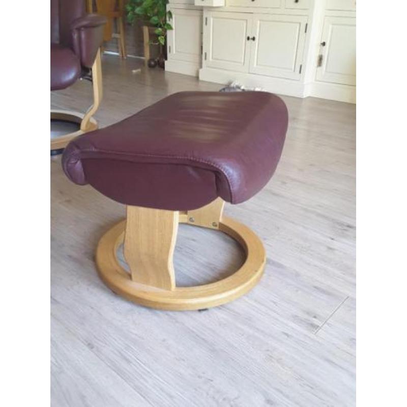 2 rood leren fauteuils met voetenbankje