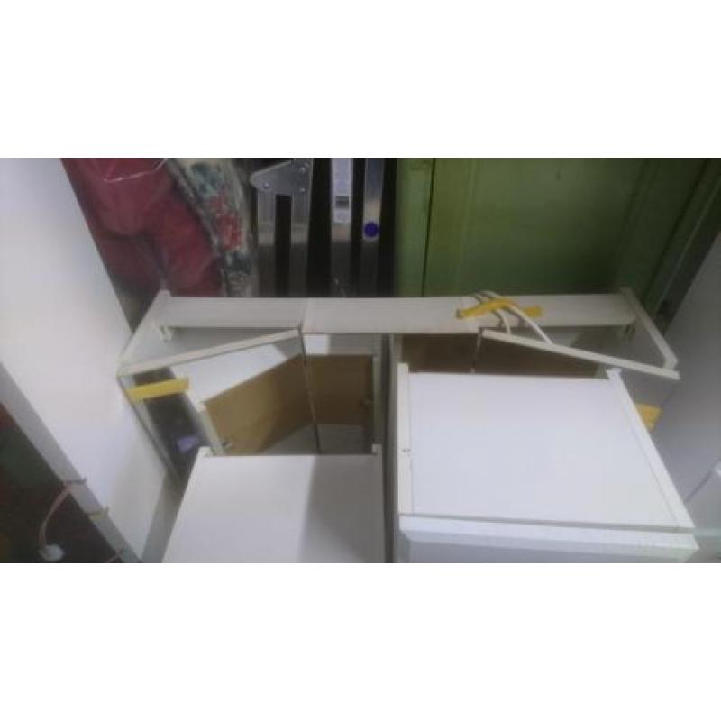 Wit houten badkamermeubel
