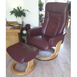 2 rood leren fauteuils met voetenbankje
