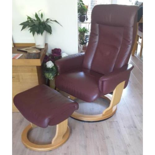 2 rood leren fauteuils met voetenbankje