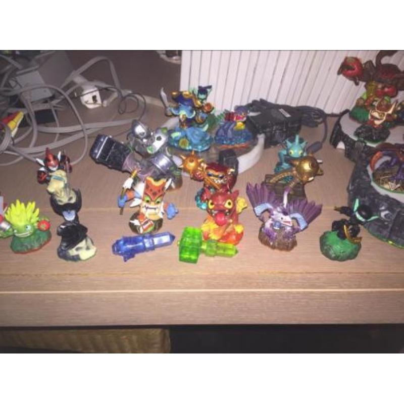 Ps3 met controllers en games en skylanders