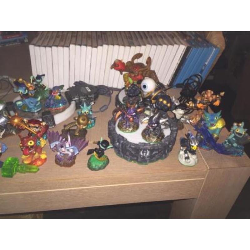 Ps3 met controllers en games en skylanders
