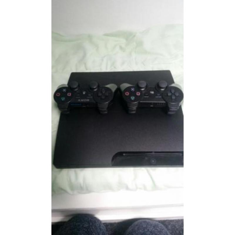 Playstation 3 met 2 controles en 4 spellen
